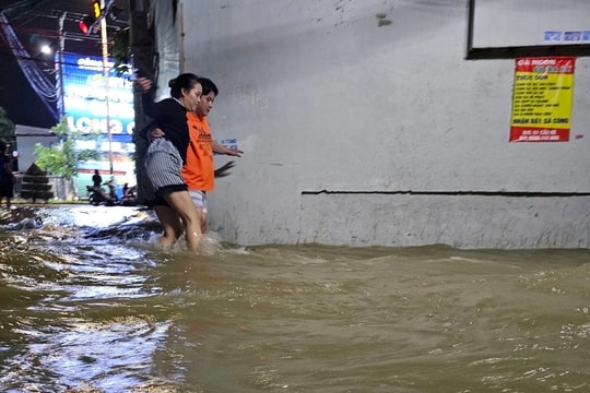 Lũ đổ về thành phố Nha Trang trong đêm, nhiều nơi ngập sâu