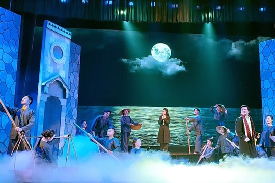 Cải lương theatres offer free shows about history