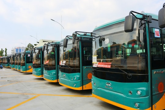 100 xe buýt điện cập bến TPHCM, sẵn sàng lăn bánh 'gom' khách cho metro số 1