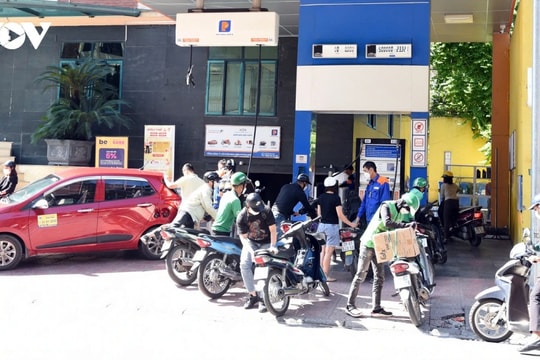 RON95 petrol price rises to VND21,000 per litre