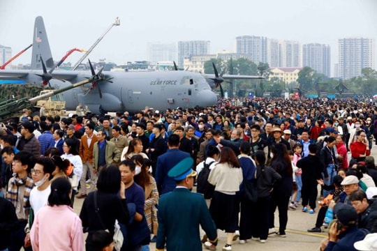 Việt Nam International Defense Exhibition extends visiting times to some areas