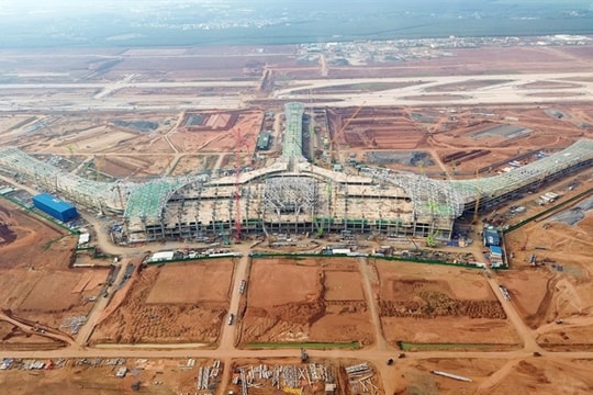 Busy atmosphere as work goes on at Long Thành Airport construction site