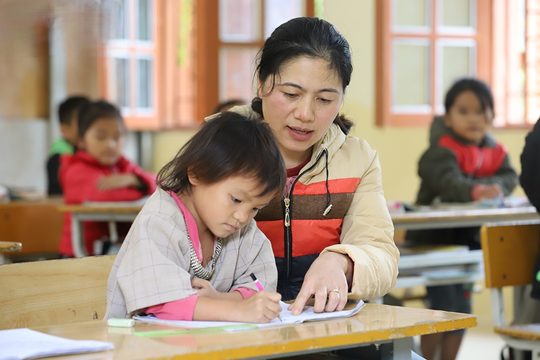 Nhói lòng thưởng Tết giáo viên vùng cao 'không đủ mua cho con chiếc áo mới'