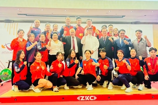 Vietnam leads junior class at Asian weightlifting championships