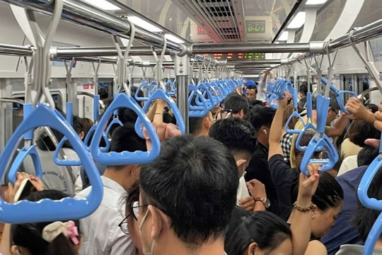 Tàu metro số 1 dừng đột ngột, hành khách ngơ ngác