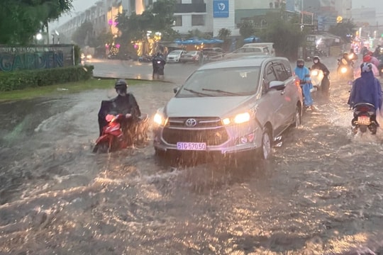 Mưa lớn ở TPHCM gây ngập đường giờ tan tầm