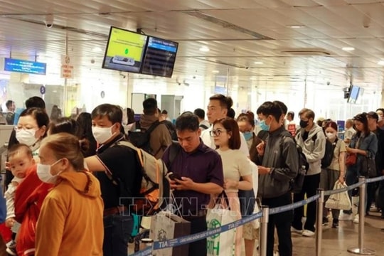 Tan Son Nhat airport increases flights to serve Lunar New Year