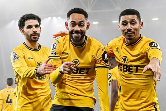 Bruno Fernandes bị đuổi khỏi sân, MU thua bẽ bàng Wolves