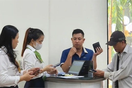 People flock to bank branches for biometric verification ahead of new regulation