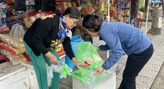 Ancient town leads waste management in central Việt Nam