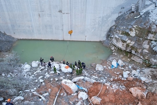 Scaffolding collapse at Đăk Mi 1: rescue teams race against time for missing workers