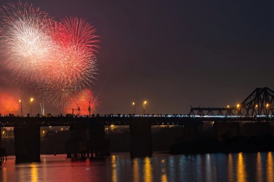 Mãn nhãn màn pháo hoa rực sáng bầu trời chào năm mới 2025