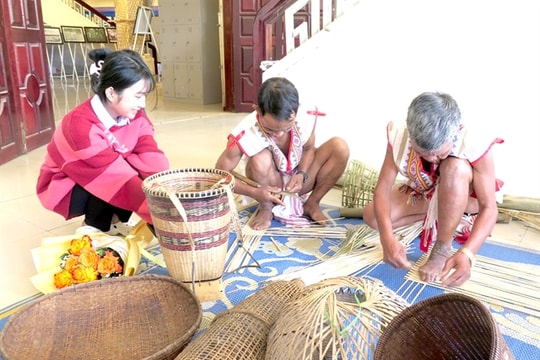 Traditional handicrafts of ethnic groups in Kon Tum Province need to be preserved