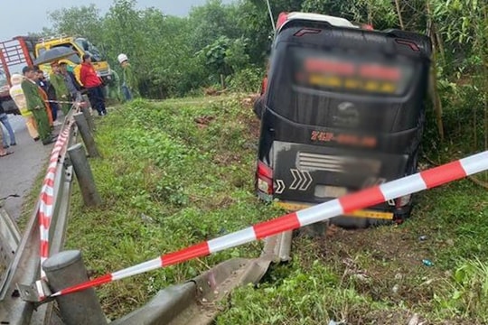 Phát hiện 10 bánh heroin và 15kg ma tuý đá trên xe khách bị tai nạn giao thông