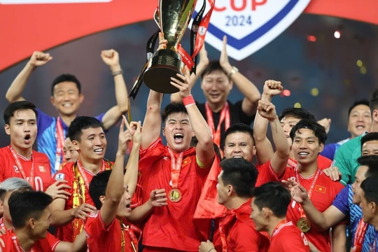 Khoảnh khắc tuyển Việt Nam nâng cúp vô địch ASEAN Cup