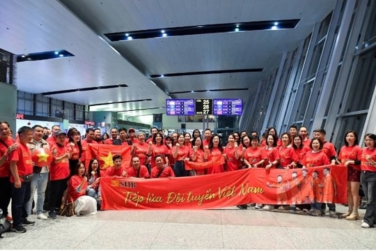 Vietnamese fans head to Thailand to cheer on national football team