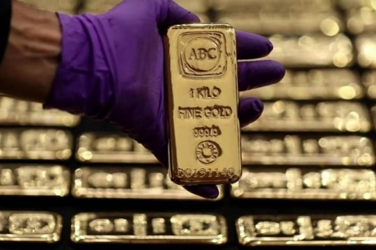 Gold prices endure plunge amid global decline