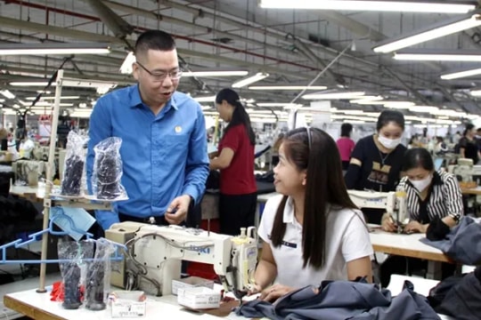 Enterprises focus on production and taking care of workers ahead of Tết