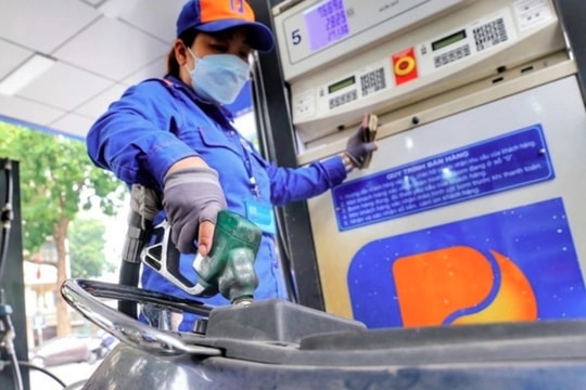 Petrol prices up again to exceed VND21,000 per litre in latest adjustment