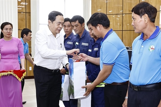 NA leader presents Tết gifts to disadvantaged residents, armed forces in Trà Vinh