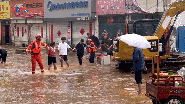 Trung Quốc: cảnh báo bão kép, mưa lớn kỷ lục khiến hàng chục người thiệt mạng