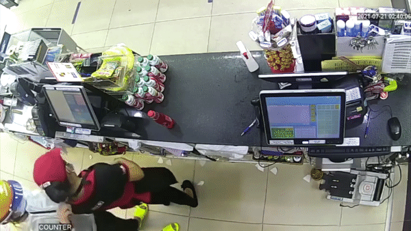  CLIP: Kẻ cướp kề dao vào cổ nhân viên cửa hàng tiện lợi ở TP HCM 
