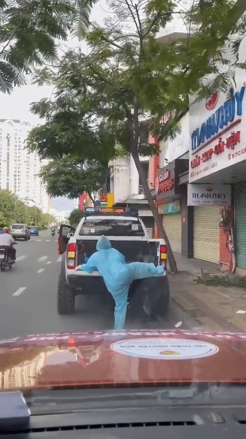 Hình ảnh đẹp: Nữ tình nguyện viên ở TP.HCM chật vật leo lên xe bán tải