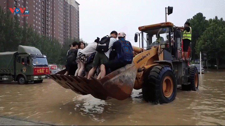 Trung Quốc: Máy ủi trở thành phương tiện cứu hộ đắc lực