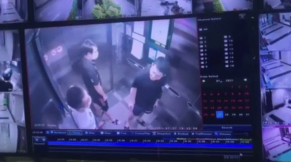 Video: Người đàn ông nhổ nước bọt vào khẩu trang rồi treo trong thang máy gây bức xúc