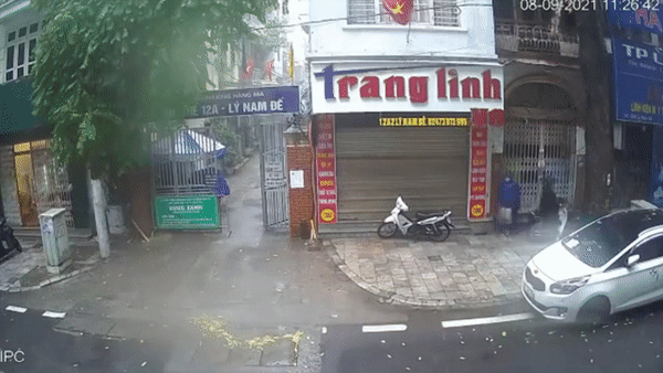 Video: Hai thanh niên bẻ khóa, trộm xe máy 'nhanh như chớp' ở Hà Nội