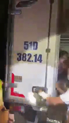 Xe tải nhét 15 người trong thùng đông lạnh để thông chốt 'như phim'