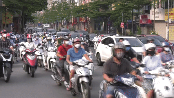  CLIP: Cảnh đường phố Hà Nội đông đúc trong ngày đầu tuần 