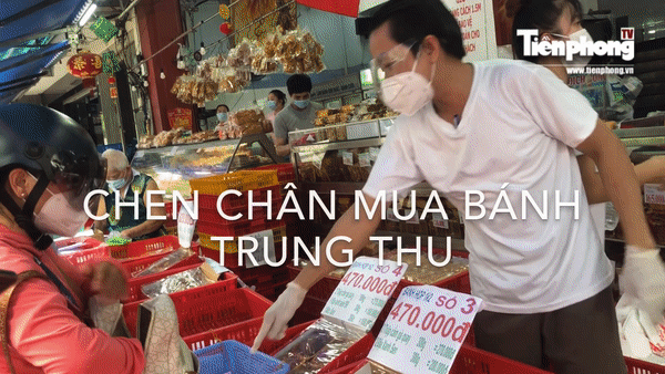  Người dân Sài Gòn xếp hàng nửa ngày chờ mua bánh trung thu 