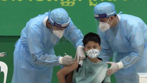  Campuchia triển khai tiêm vaccine COVID-19 cho trẻ từ 6 tuổi 