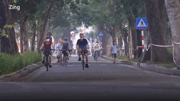 Người Hà Nội ra đường tập thể dục dù chưa được phép
