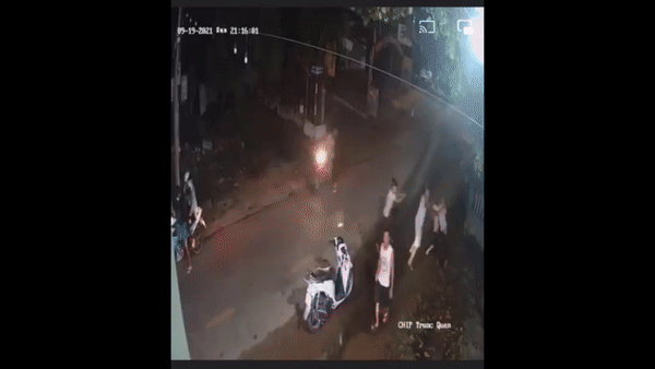  CLIP: Nhóm thanh niên đánh nhau "như phim" ở Quảng Nam 