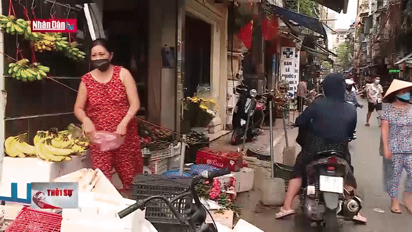 Hà Nội: Người đi chợ vẫn chủ quan không giãn cách