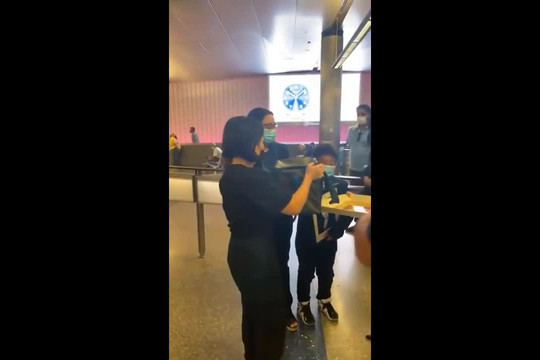 Video: Con gái ca sĩ Phi Nhung khóc nghẹn khi nhận tro cốt mẹ tại Sân bay Los Angeles, Mỹ