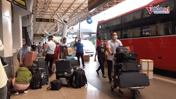  Sân bay Tân Sơn Nhất 'mở cửa', dân mặc đồ bảo hộ háo hức làm thủ tục về quê 