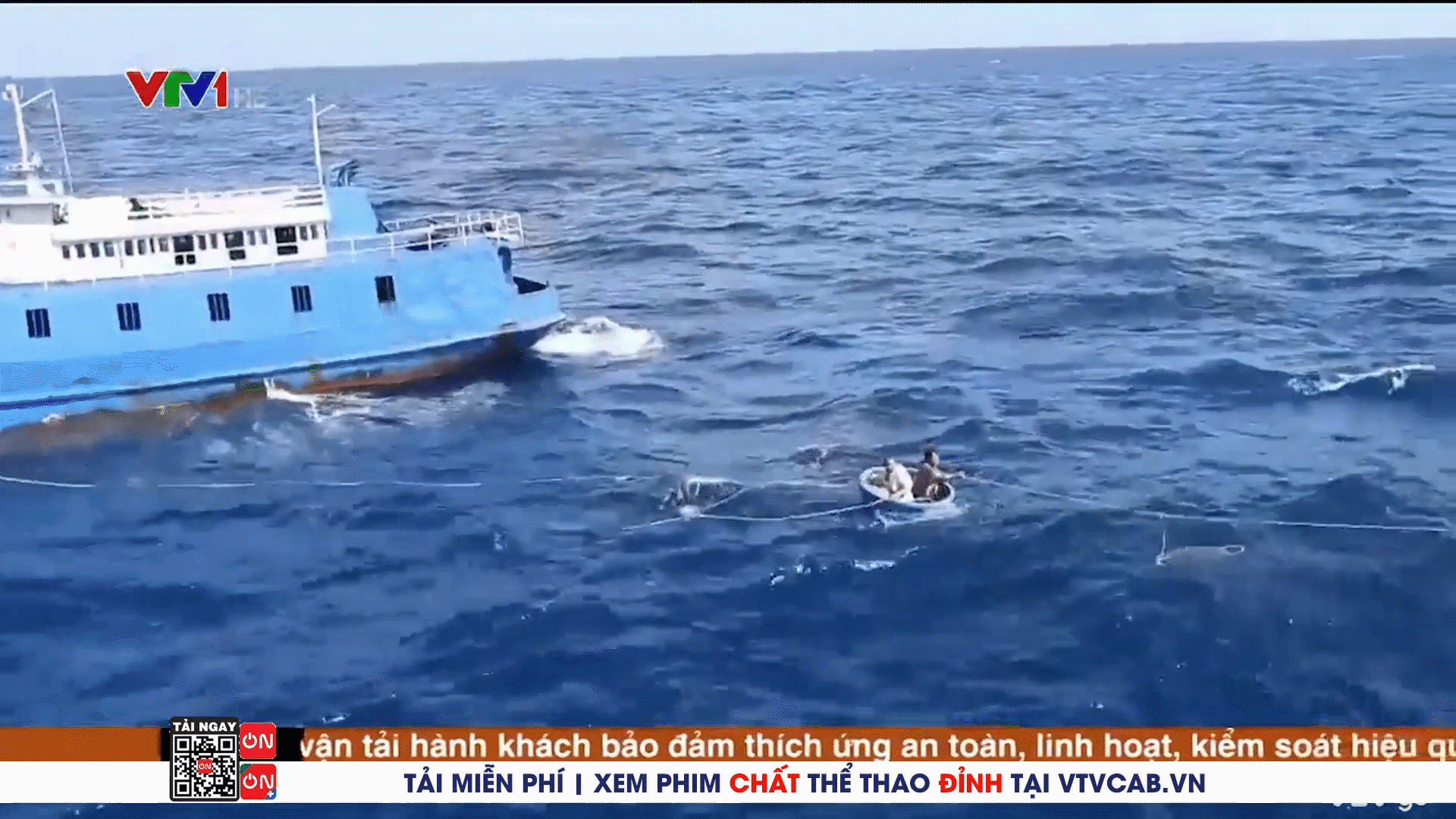 5 ngư dân bị nạn được đưa vào bờ an toàn