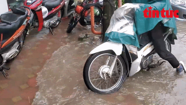  Người dân Hà Nội bì bõm ngày đầu tuần, có nơi ngập sâu gần hết bánh xe máy 