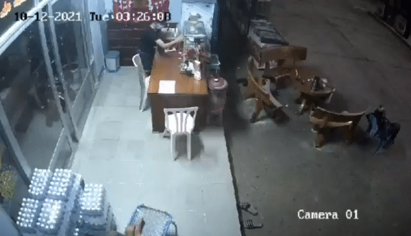  Nhân viên cây xăng ngủ gục, trộm lẻn vào cạy tủ bị camera ghi lại 