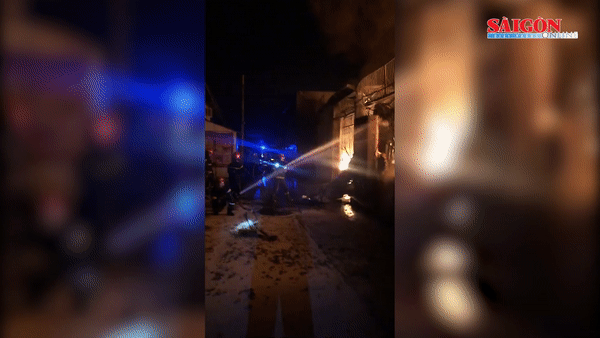 Gần 100 cảnh sát chữa cháy xuyên đêm tại nhà xưởng ở quận Bình Tân