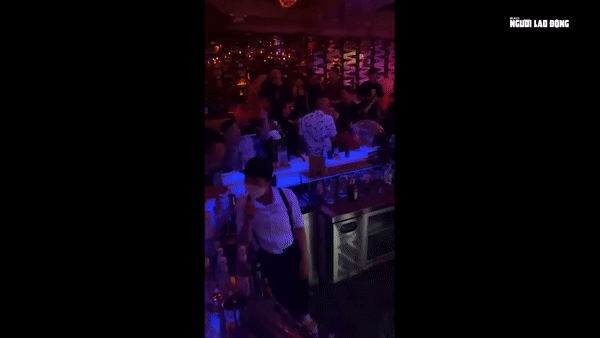  CLIP: Bất chấp lệnh cấm, một quán bar ở Đà Nẵng mở cửa hoạt động náo nhiệt 