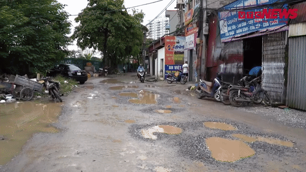  Video: Đường đầy 'ổ voi, ổ trâu' hành dân suốt 10 năm ở Hà Nội