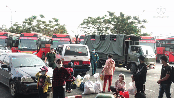  Cận cảnh hơn 700 người được quân đội đưa từ TP HCM về miền Tây 