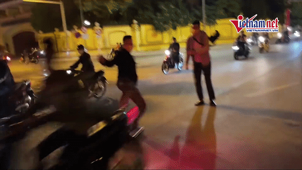 Video công an vây nhóm ‘quái xế’ đua xe náo loạn đường phố Hà Nội
