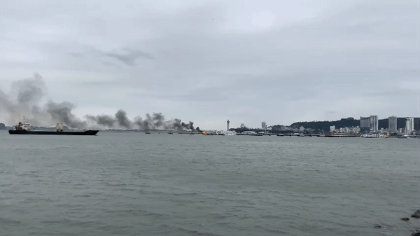  Hai tàu du lịch bốc cháy tại Cảng biển Quốc tế Hạ Long