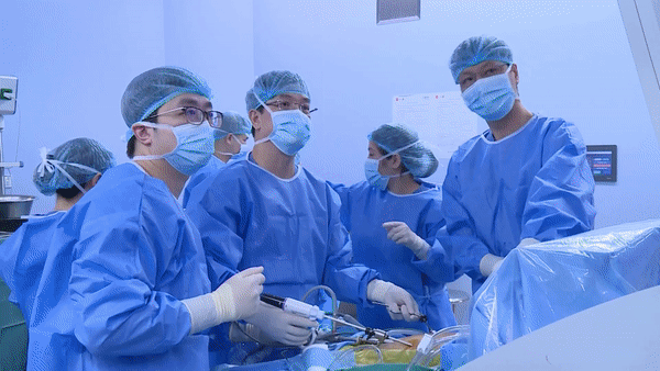Lần đầu tiên ở Việt Nam: Nội soi lấy mảnh gan từ người sống để ghép