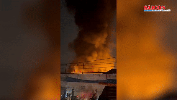 Cháy nhà xưởng ở quận 12, khói bốc cao hàng chục mét